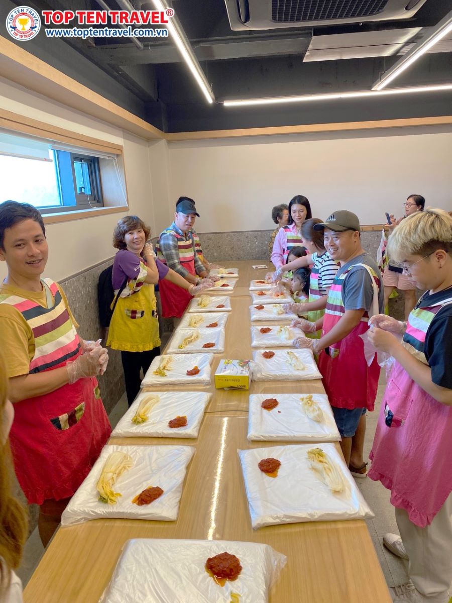 Những vị khách nhà Top Ten Travel đang học cách làm kim chi tại xứ Hàn