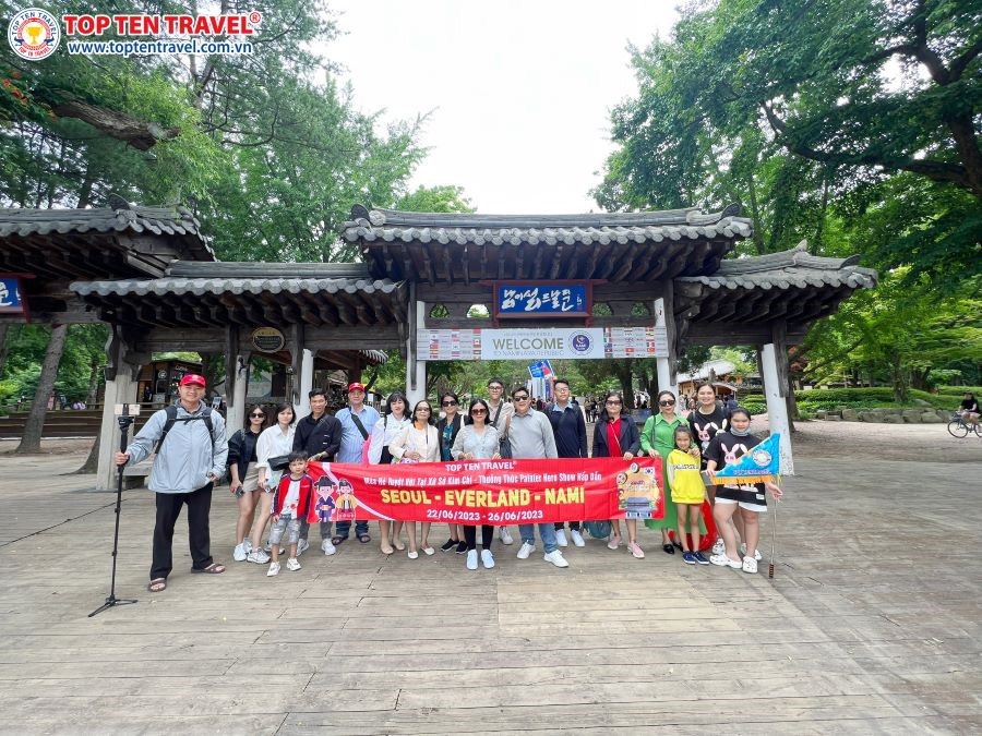 Đoàn khách Top Ten Travel tham quan và khám phá Hàn Quốc