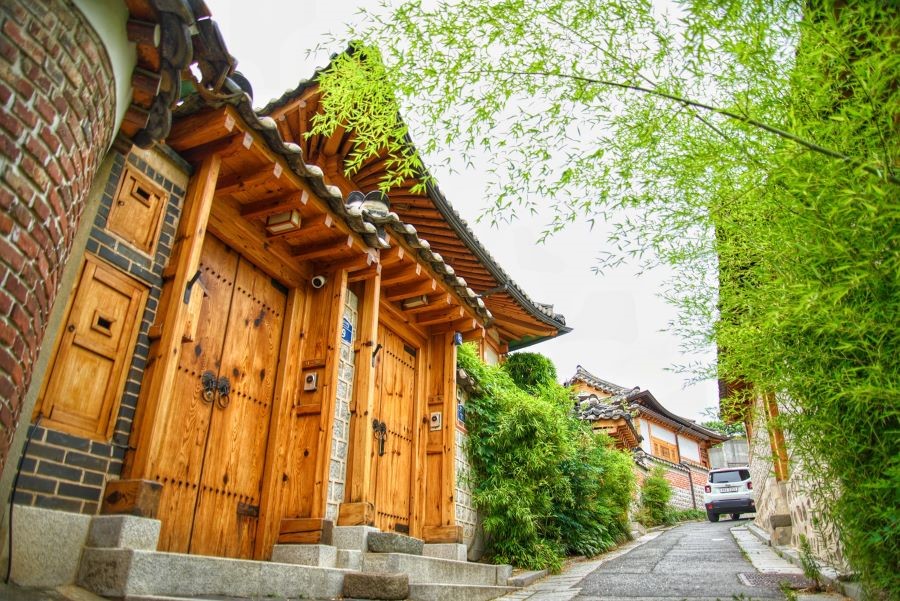 Làng Bukchon Hanok là một ngôi làng mang phong cách cổ điển nổi tiếng tại Seoul