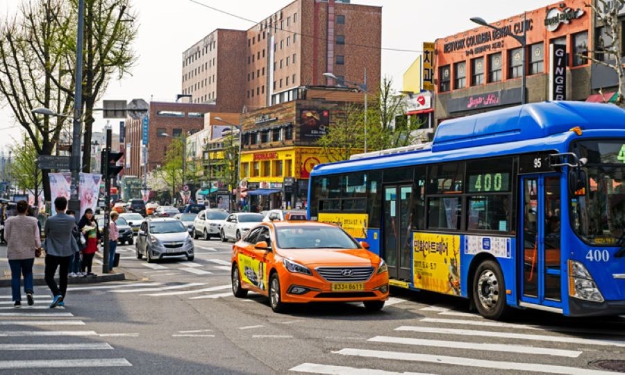 Đường phố Hàn Quốc luôn tấp nập xe cộ qua lại