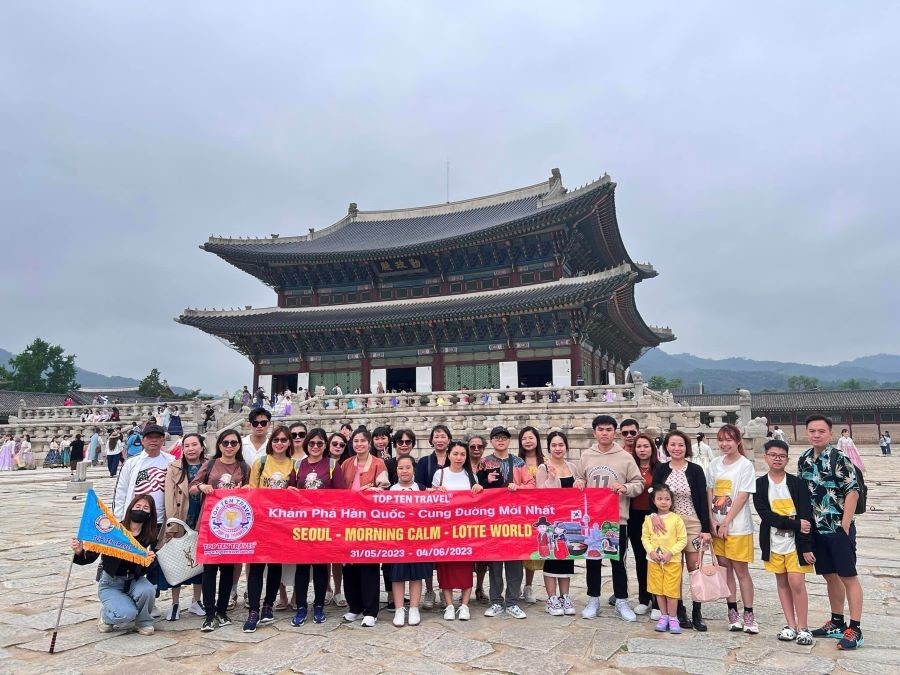 Đoàn khách Top Ten Travel tham quan và khám phá Hàn Quốc