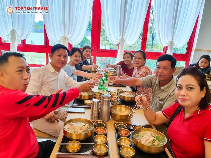 Du khách thưởng thức ẩm thực Hàn Quốc