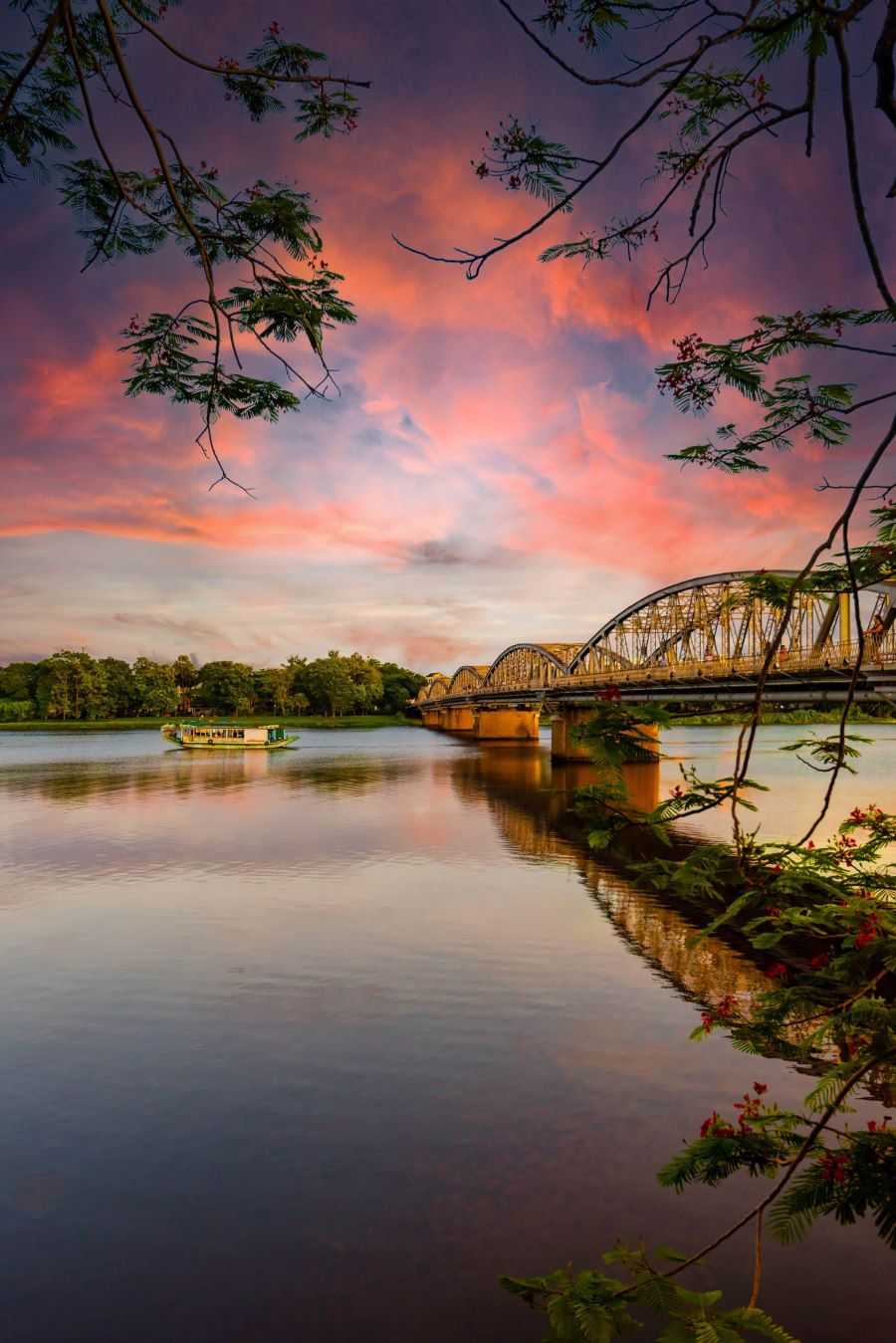 Dòng sông Hương thơ mộng là một biểu tượng gắn liền với thành phố Huế mộng mơ