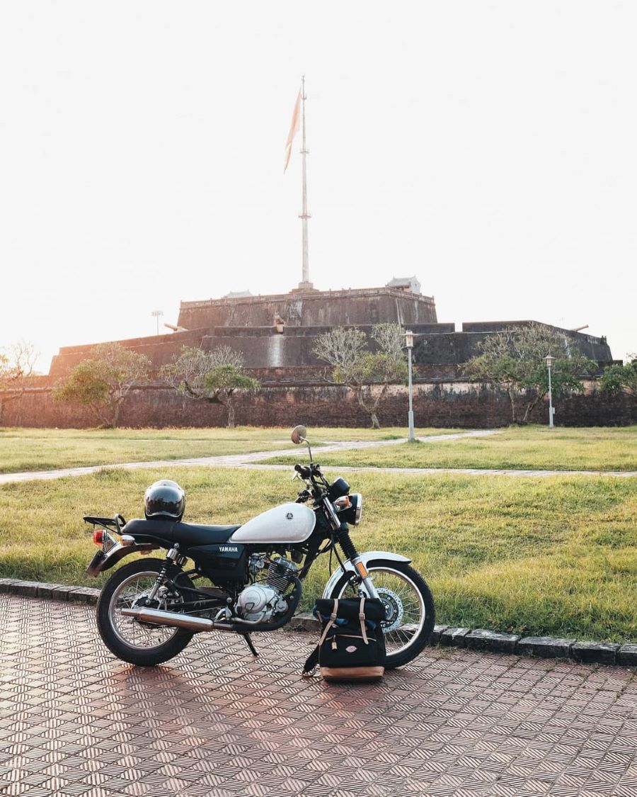 Rong ruổi cả ngày trên chiếc xe máy đi vi vu khắp muôn nơi tại Huế