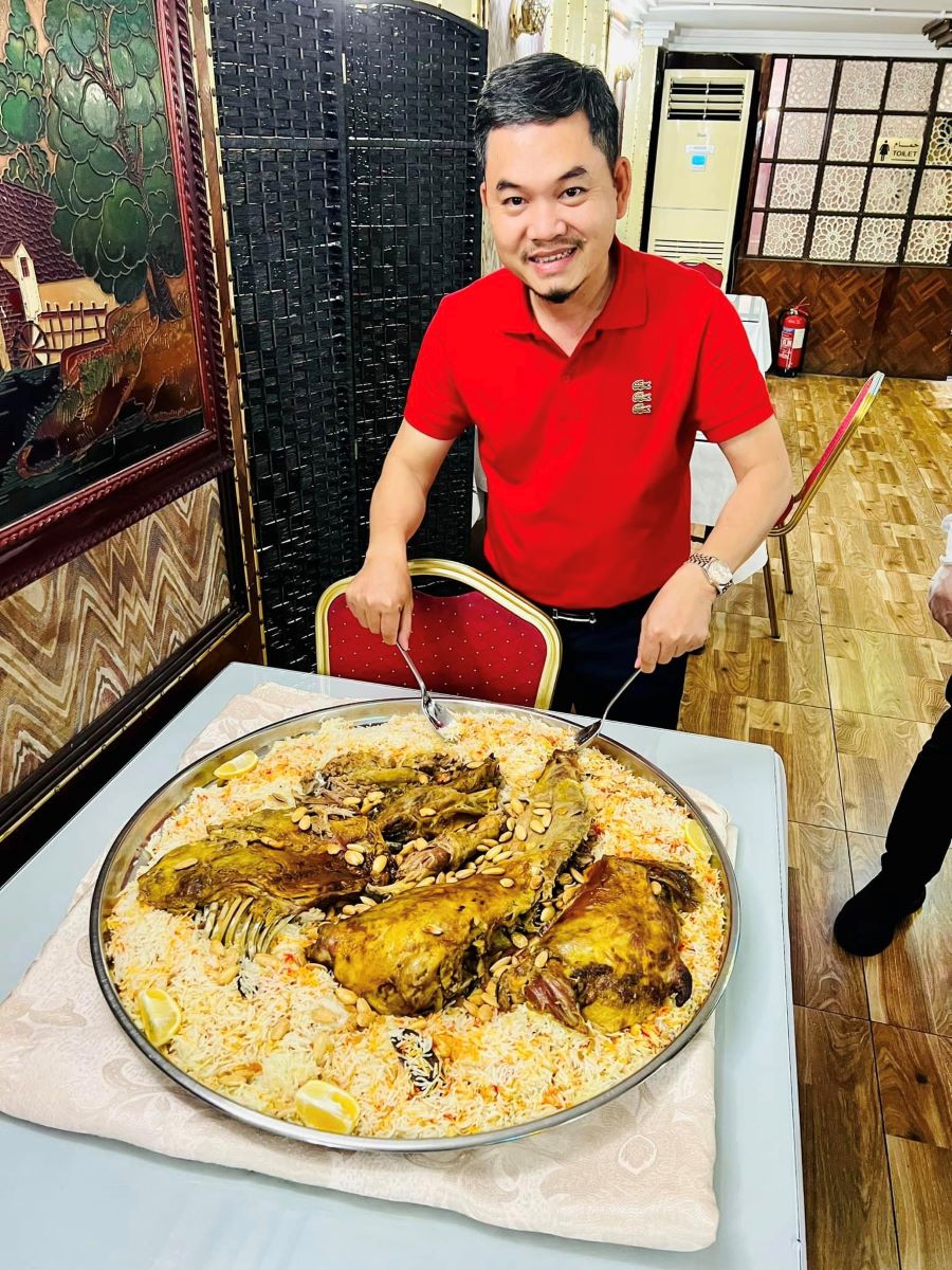 Thưởng thức hương vị thơm ngon của món ăn cùng Top Ten Travel nhé