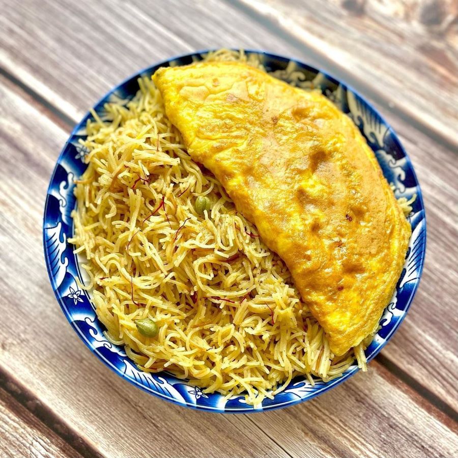 Món ăn là sự kết hợp của bún, siro đường, bạch đậu khấu và nghệ tây