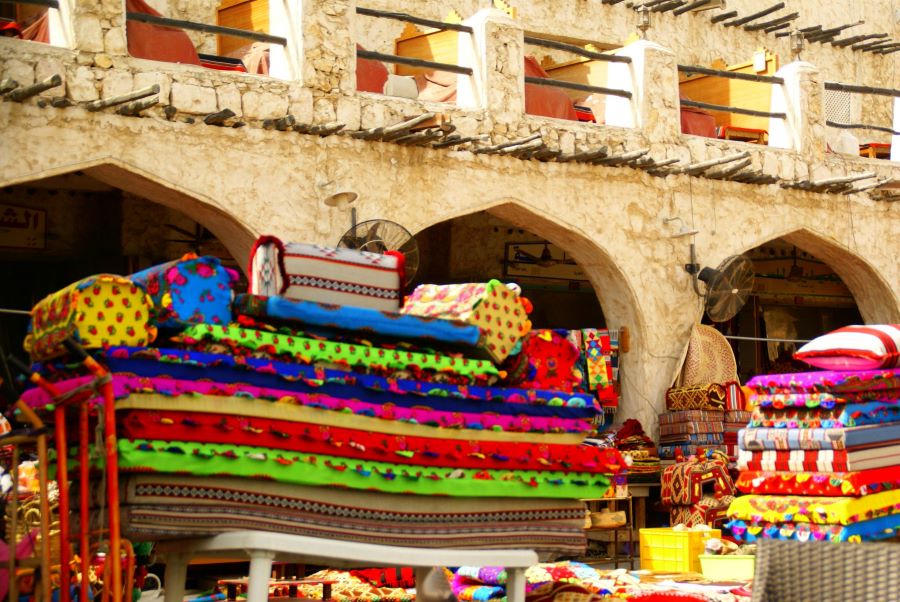 Khăn choàng ở Qatar đa dạng mẫu mã