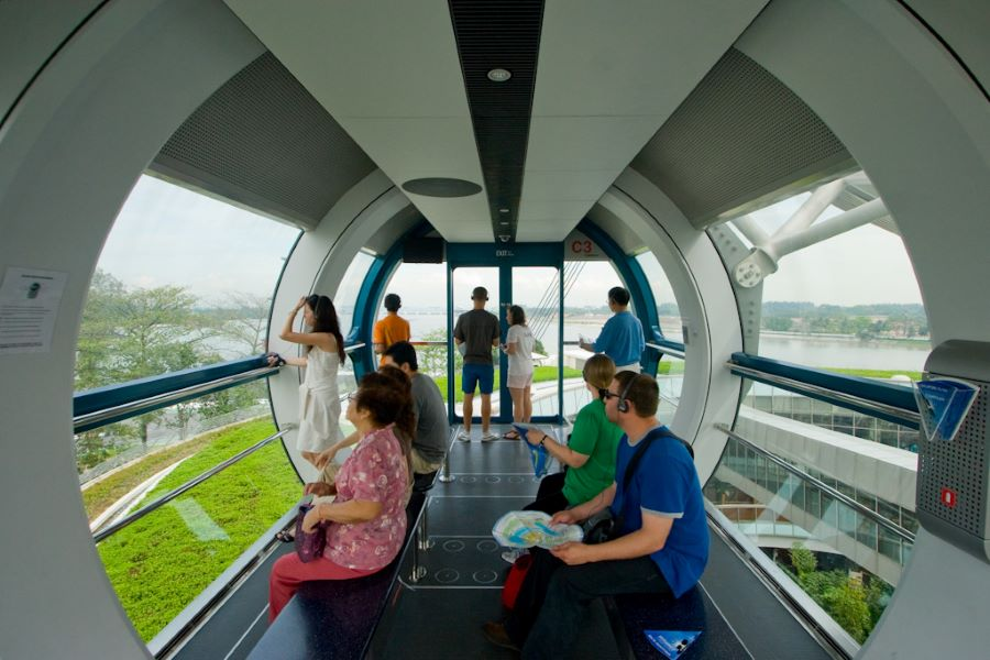 Khung cảnh bên trong cabin chở khách tại Singapore Flyer