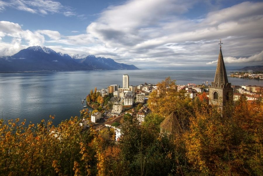 Montreux bên hồ Geneva mùa thu yên ả với sắc lá vàng ôm trọn phố cổ và núi non