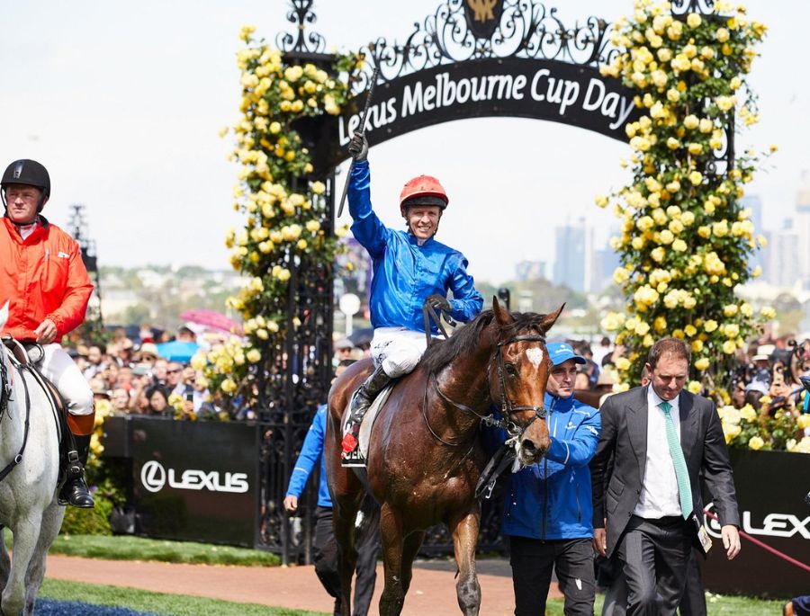 Melbourne Cup Carnival là cuộc đua ngựa nổi tiếng với hàng nghìn người tham gia