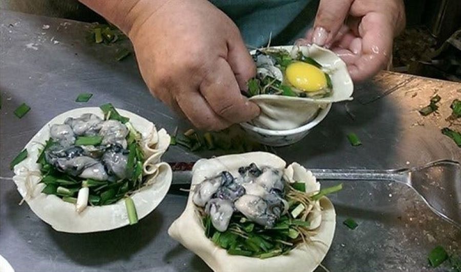 Bánh bao hàu sữa là một trong những món ăn đường phố được nhiều người yêu thích