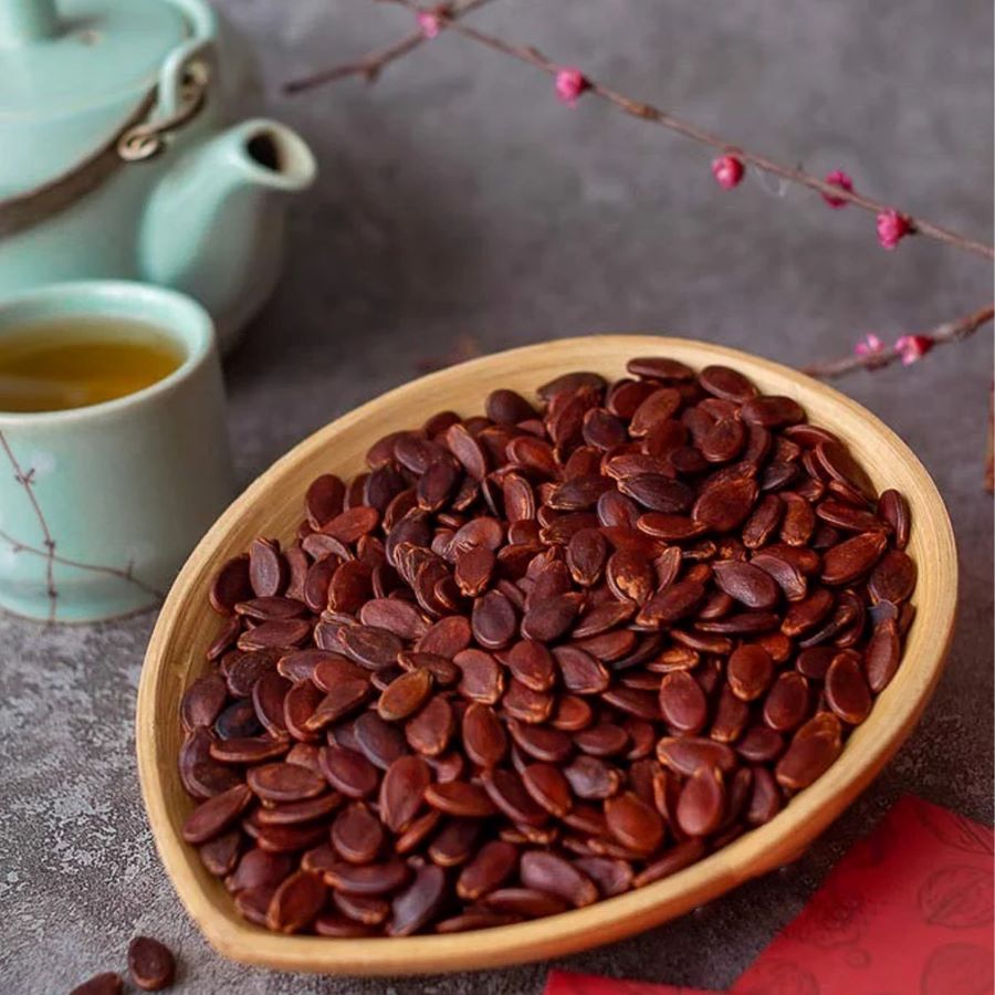 Hạt dưa màu đỏ cắn nghe vui tai cũng vì thế mà xuất hiện trên khay mứt