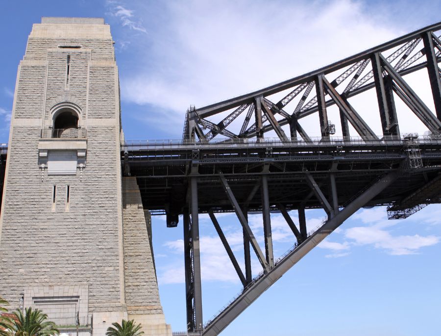 Phần chân cầu chắc chắn tạo điểm tựa vững chãi cho quá trình hoạt động của cầu trong suốt thời gian qua