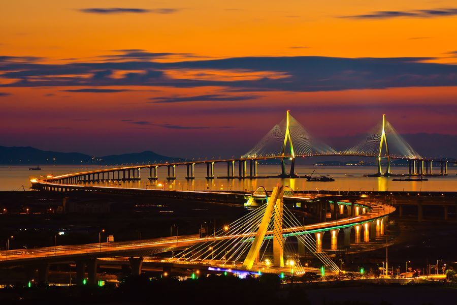 Cầu Incheon là một công trình kiến trúc đồ sộ và hiện đại, nối liền đất liền Incheon với đảo Yeongjong