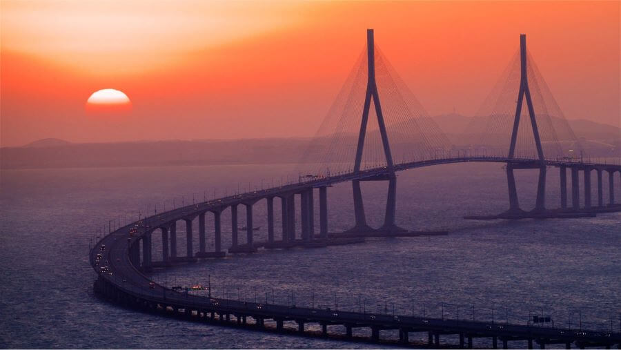 Vào buổi chiều tà, khi ánh nắng hoàng hôn nhuộm vàng cả bầu trời, khung cảnh trở nên lãng mạn và thơ mộng hơn bao giờ hết