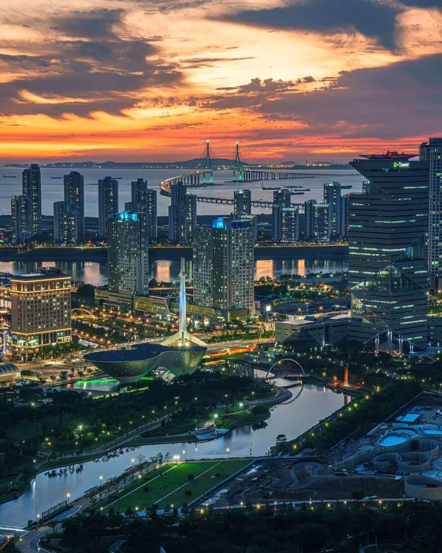 Bạn có thể khám phá thế giới ẩm thực và mua sắm đa dạng xung quanh Cầu Incheon