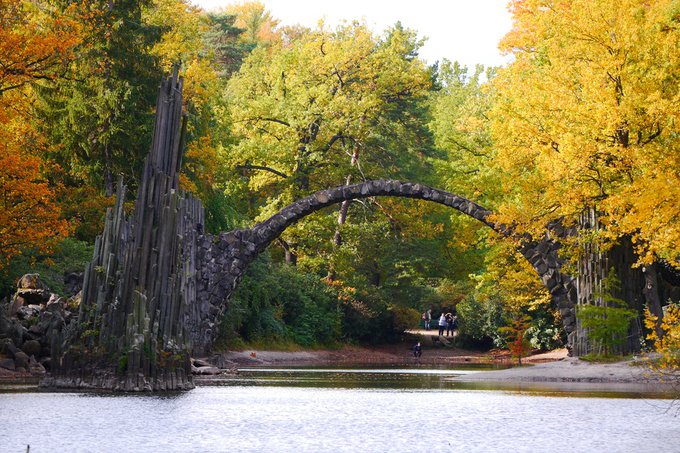 "Cây cầu của quỷ" nằm giữa rừng cây ở Đức