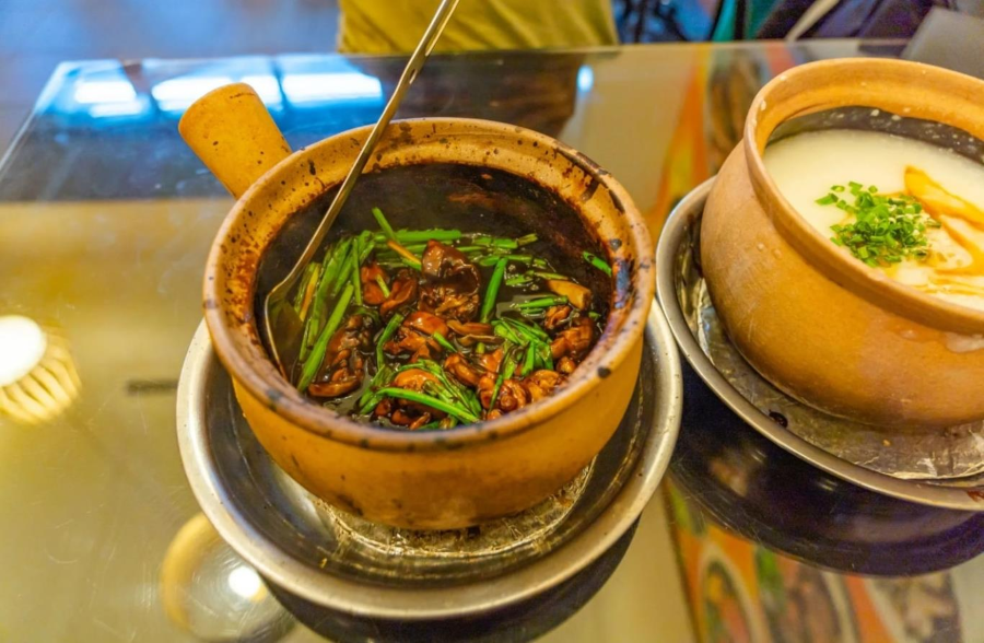 Cháo ếch Singapore không chỉ chinh phục thực khách bởi hương vị thơm ngon, đậm đà mà còn bởi cách thưởng thức độc đáo