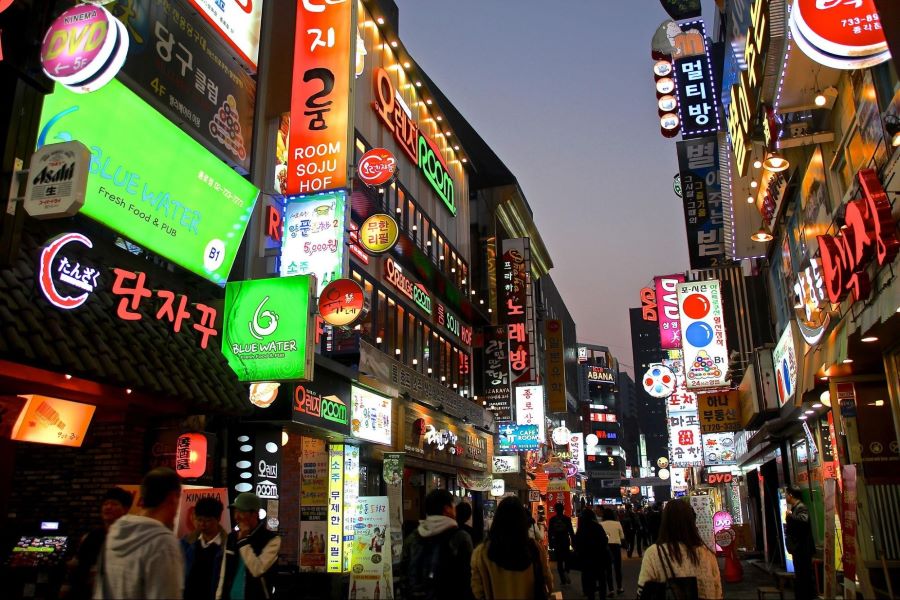 Bước chân vào Myeongdong, bạn sẽ choáng ngợp bởi hàng loạt cửa hàng san sát nhau với tất tần tật các món đồ