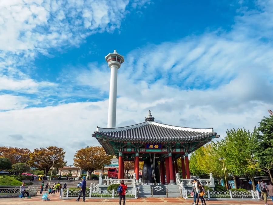 Nằm trên trên đỉnh núi Yongdusan là công viên cùng tên - một viên ngọc xanh mát giữa lòng thành phố Busan