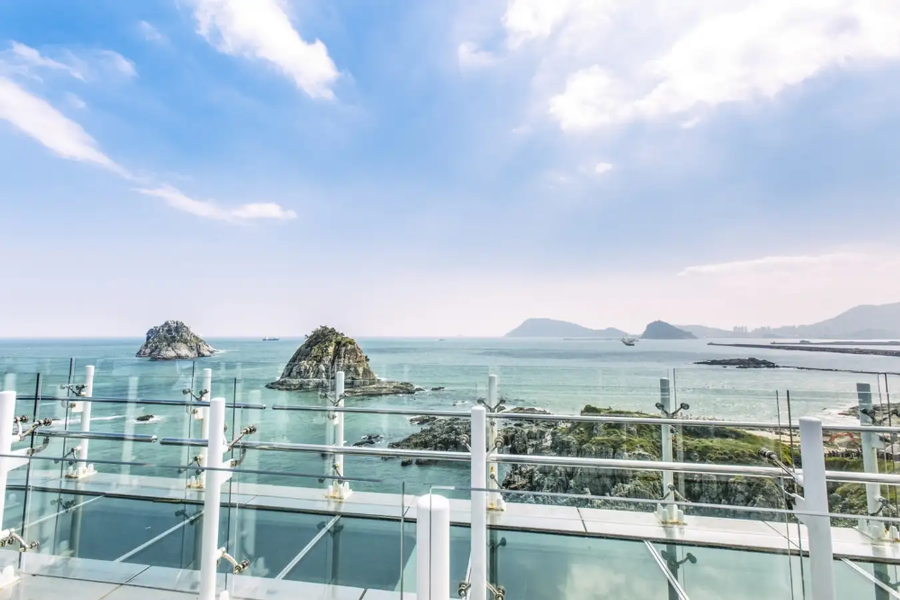 Đường bộ treo Oryukdo, một kiệt tác kiến trúc hiện đại, là điểm nhấn của vùng biển phía Tây Yongho-dong