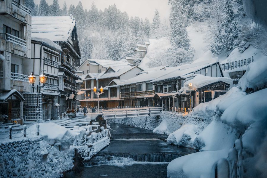 Fukushima còn sở hữu nhiều  ngôi làng truyền thống được phủ tuyết trắng xóa mỗi khi đông về