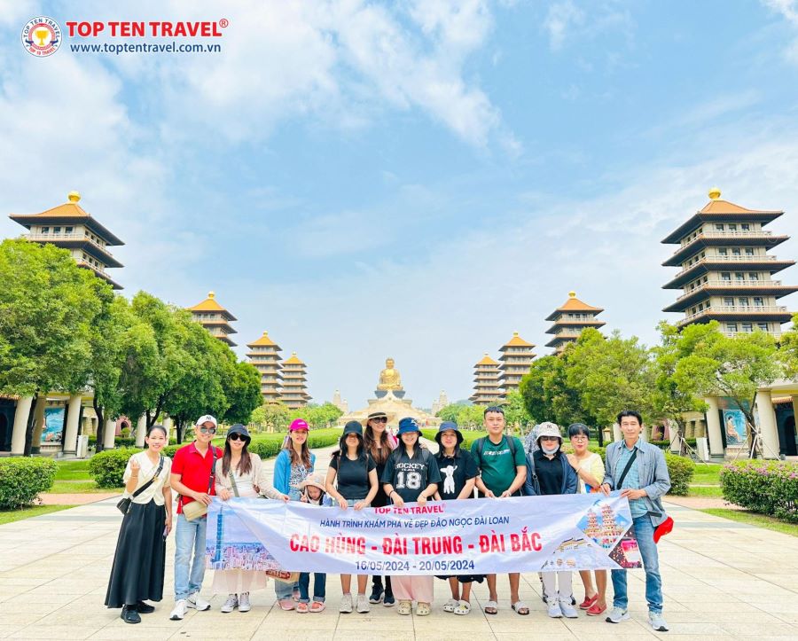 Những vị khách của nhà Top Ten Travel đang check-in và khám phá tại Phật Quang Sơn