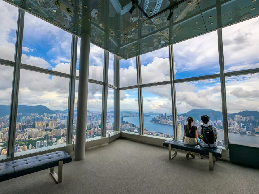 Tọa lạc tại khu vực Tây Cửu Long sầm uất, đài quan sát Sky100 Hồng Kông mang đến cho du khách một trải nghiệm ngắm cảnh độc đáo và khó quên