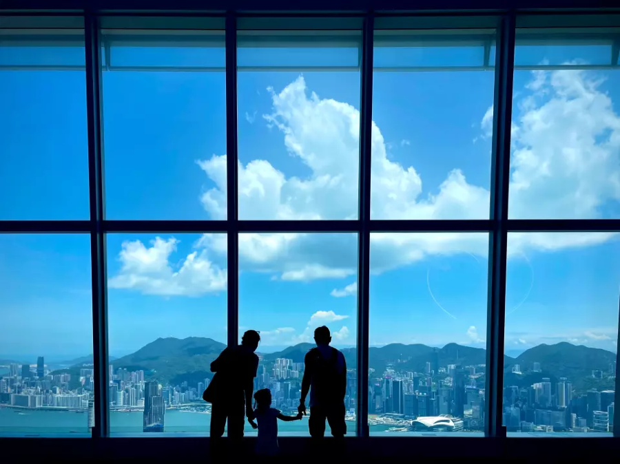 Với tầm nhìn 360 độ bao quát toàn bộ thành phố, bạn sẽ được chiêm ngưỡng trọn vẹn vẻ đẹp của Hồng Kông, từ những tòa nhà chọc trời cao vút đến cảng Victoria lấp lánh