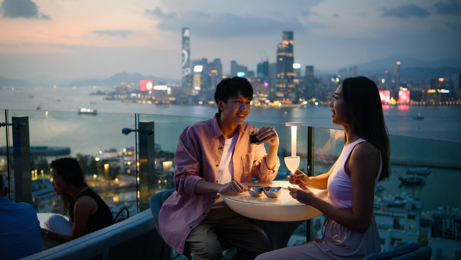 Các quán bar trên sân thượng tại Hồng Kông mang đến cho du khách những trải nghiệm ngắm cảnh tuyệt vời, đặc biệt là quang cảnh ngoạn mục của cảng Victoria