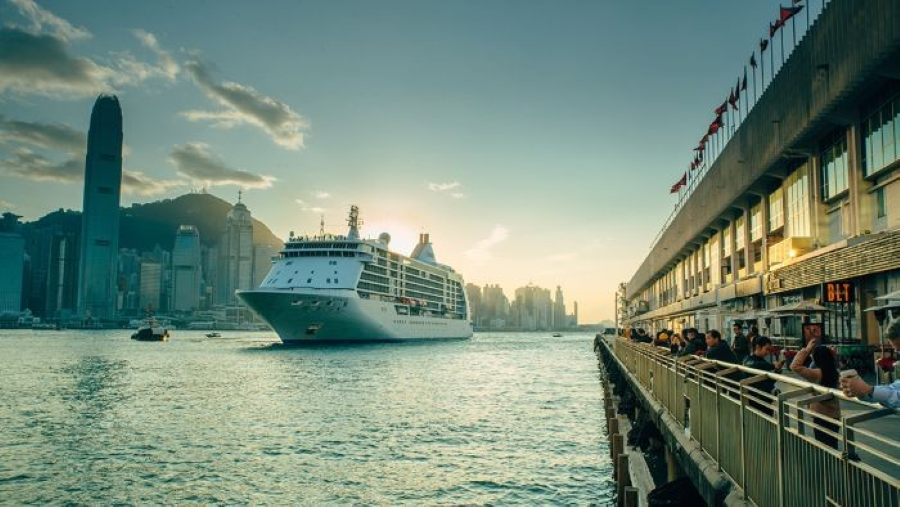 Nằm trên tầng thượng của du thuyền 5 tầng, boong tàu Ocean Terminal được xem như một đài quan sát khổng lồ, bao quanh bởi bốn bề là biển xanh mênh mông