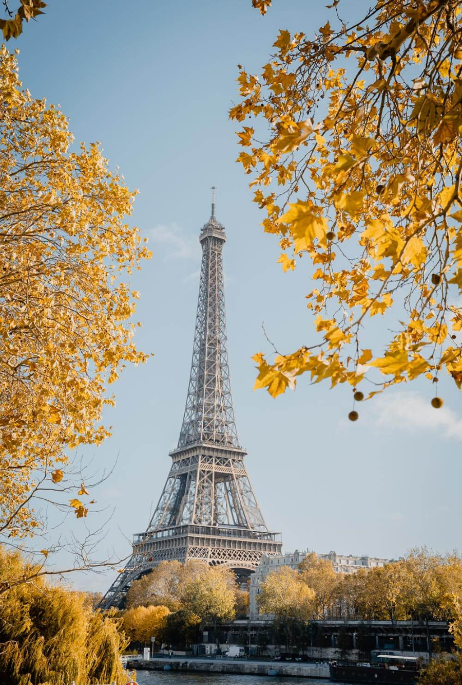 Tháp Eiffel, biểu tượng bất tử của Paris, càng trở nên lung linh và quyến rũ hơn bao giờ hết khi mùa thu về