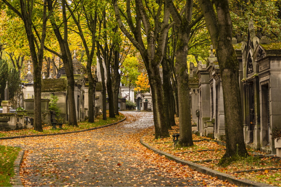 Père Lachaise, không chỉ là một nghĩa trang, mà còn là một bảo tàng lịch sử sống động và một công viên xanh mát giữa lòng Paris