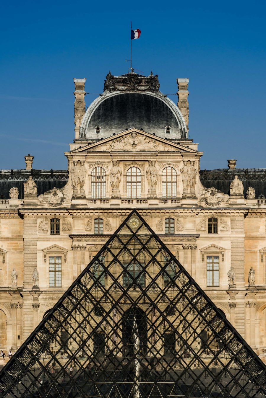 Louvre không chỉ là nơi trưng bày các tác phẩm nghệ thuật, mà còn là một không gian kiến trúc vô cùng ấn tượng