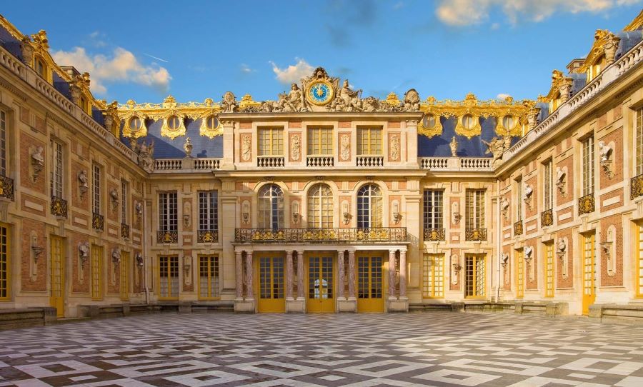 Nổi tiếng là biểu tượng cho sự xa hoa và tráng lệ của hoàng gia Pháp, Lâu đài Versailles chính là điểm đến du lịch không thể bỏ qua khi đặt chân đến 