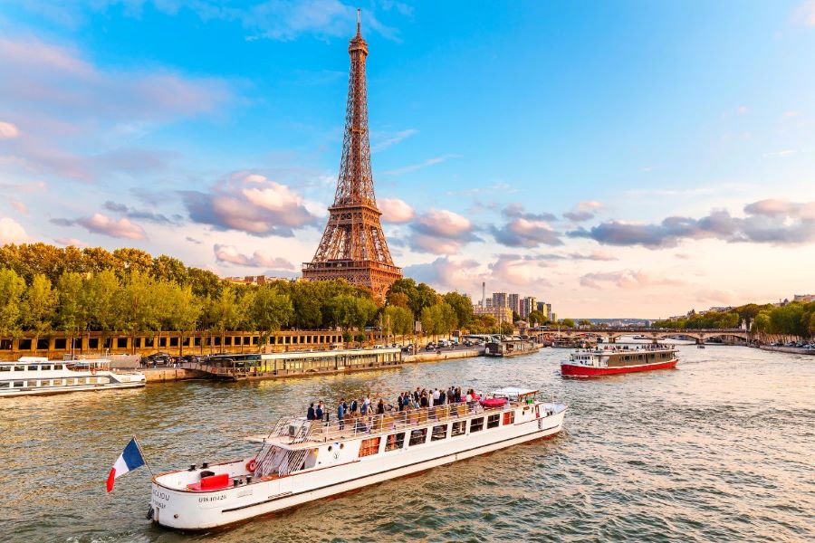 Sông Seine uốn lượn qua trung tâm Paris, mang theo vẻ đẹp cổ kính pha lẫn hiện đại, tạo nên một bức tranh thiên nhiên vô cùng sống động