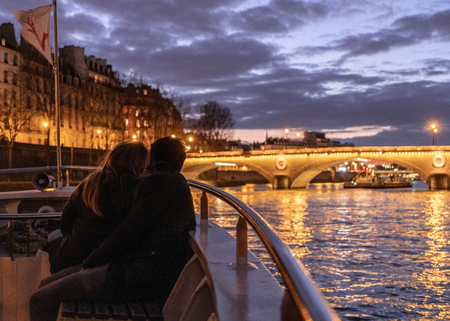Ngồi du thuyền ngắm sông Seine là một trong những trải nghiệm mà bạn không thể bỏ qua khi đến Pháp
