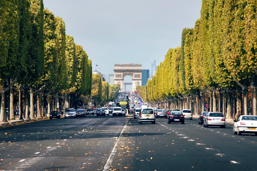 Nằm giữa lòng thủ đô Paris hoa lệ, Champs-Élysées được mệnh danh là 
