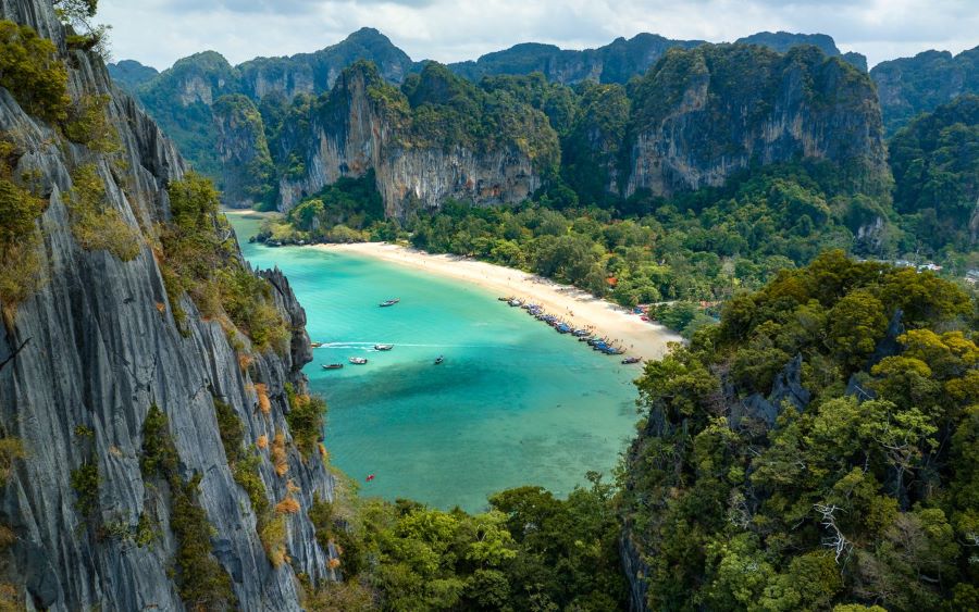 Biển Railay - Một trong những thiên đường biển siêu đẹp tại Thái, hiện lên như một bức tranh thiên nhiên hoang sơ đầy mê hoặc
