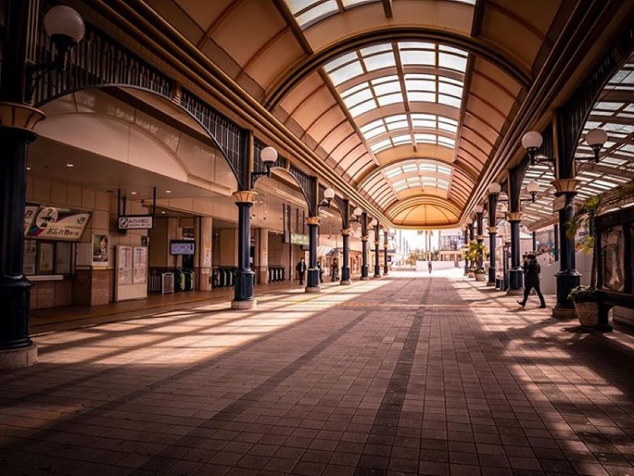 Ga tàu Maihama nổi tiếng là một trong những ga tàu siêu đẹp của Nhật Bản