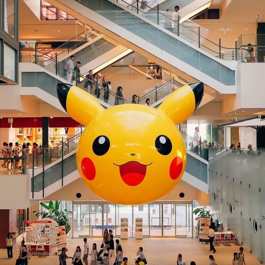 Nằm ngay trung tâm, Minatomirai là ga xe lửa hiện đại kết nối với trung tâm mua sắm Mark IS Minato Mirai sầm uất