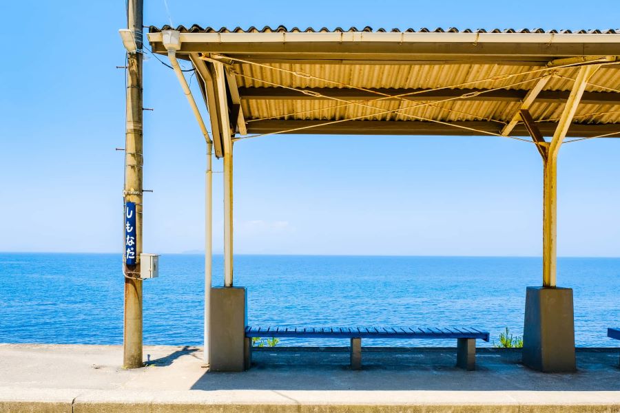 Ẩn mình giữa biển xanh bao la là ga Shimonada - điểm đến níu chân du khách bởi vẻ đẹp bình yên và lãng mạn