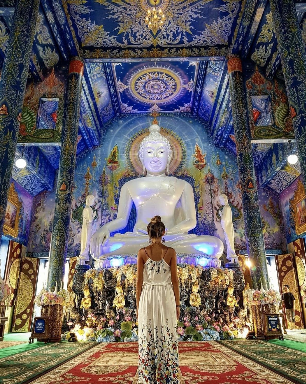 Check-in "sống ảo" tại ngôi chùa xanh dát vàng sang chảnh