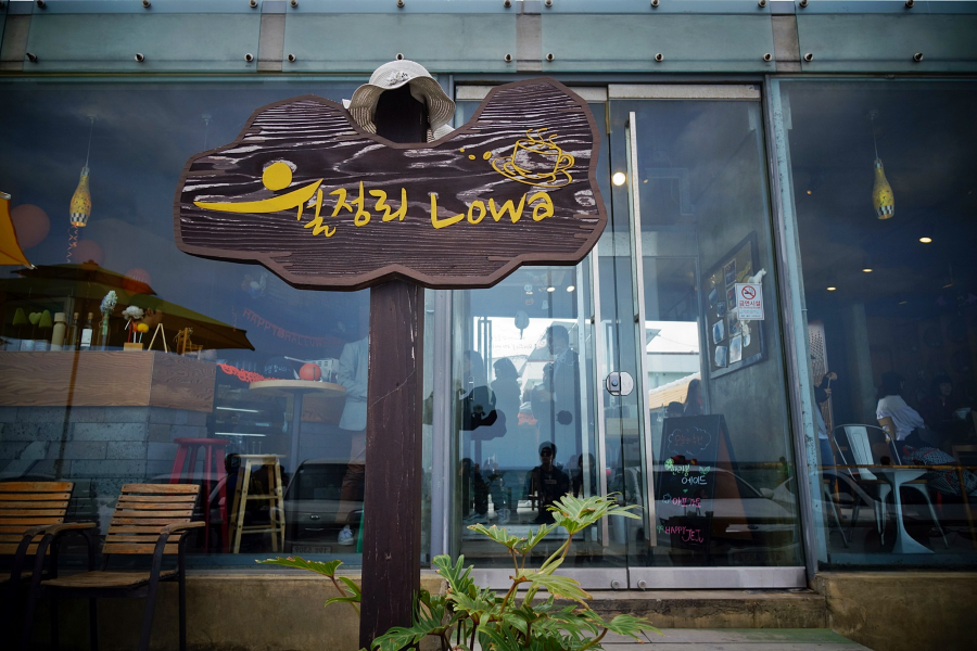 Woljeong-ri LOWA là một trong những quán cà phê view biển được giới trẻ yêu thích nhất tại đảo Jeju