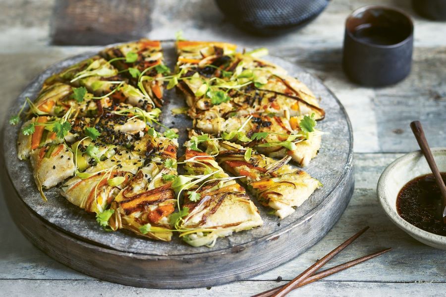 Pajeon là loại bánh xèo Hàn Quốc được làm từ bột mì, trứng, hành lá và các loại hải sản hoặc thịt bò