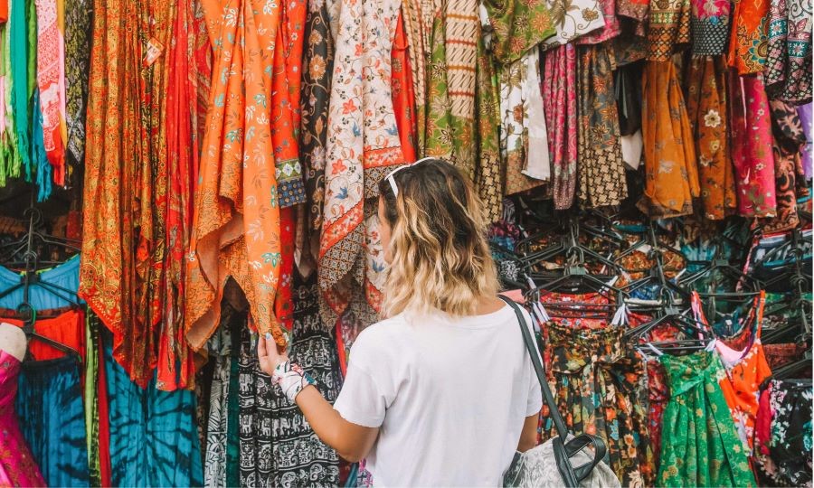 Đừng quên mua ít quà lưu niệm khi trở về nhé!