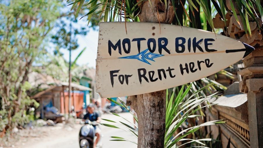 Bạn có thể cân nhắc đến việc thuê xe máy để di chuyển tại Bali