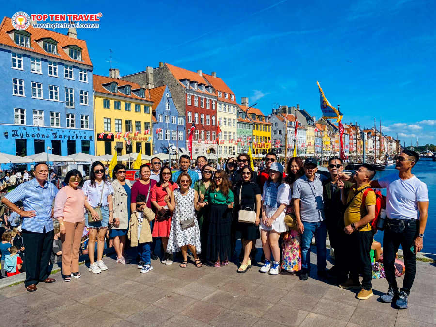 Đoàn khách Top Ten Travel bắt đầu chuyến hành trình tham quan và khám phá Bắc Âu