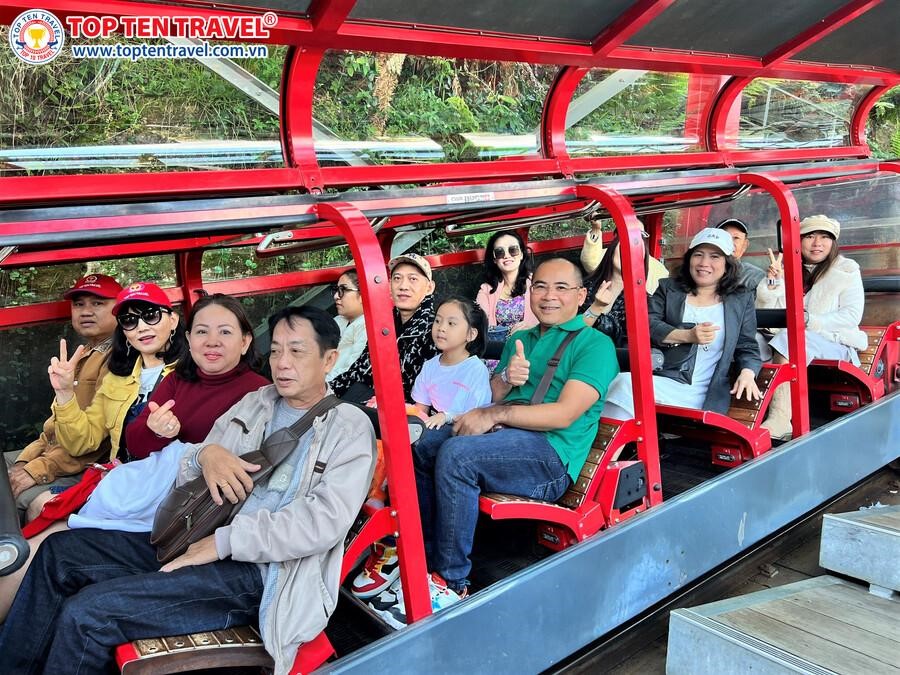Du khách di chuyển bằng Railway trong hành trình tour Úc của Top Ten Travel