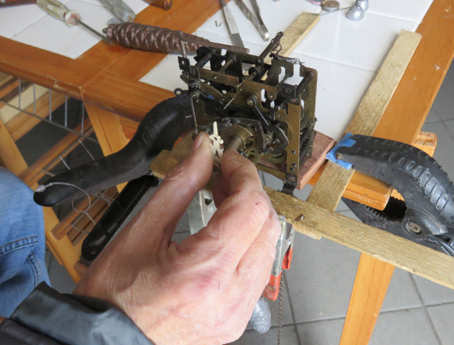 Quy trình sản xuất đồ hồ đòi hỏi sử tỉ mỉ, tinh tế đến từng milimet